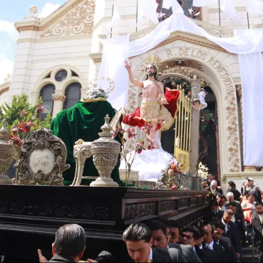 Miles de fieles aplaudieron durante la salida de Jesús Resucitado en el Templo El Calvario.  ,Alex Meoño 