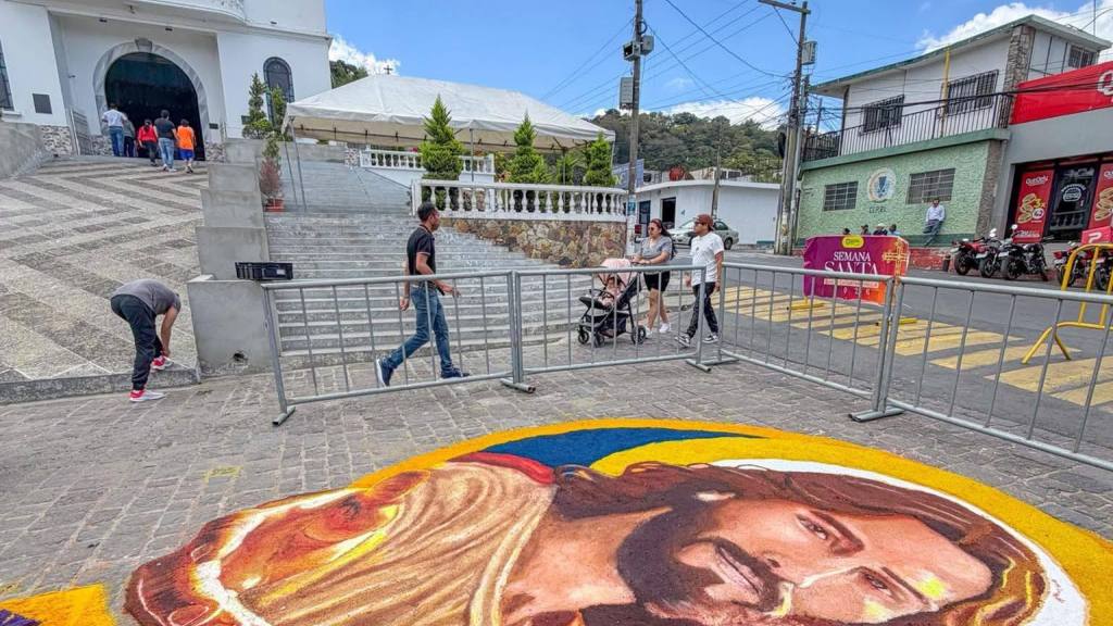 Alfombra deslumbra en la Iglesia de Santa Catarina Pinula | Colectivo Chucho Callejero