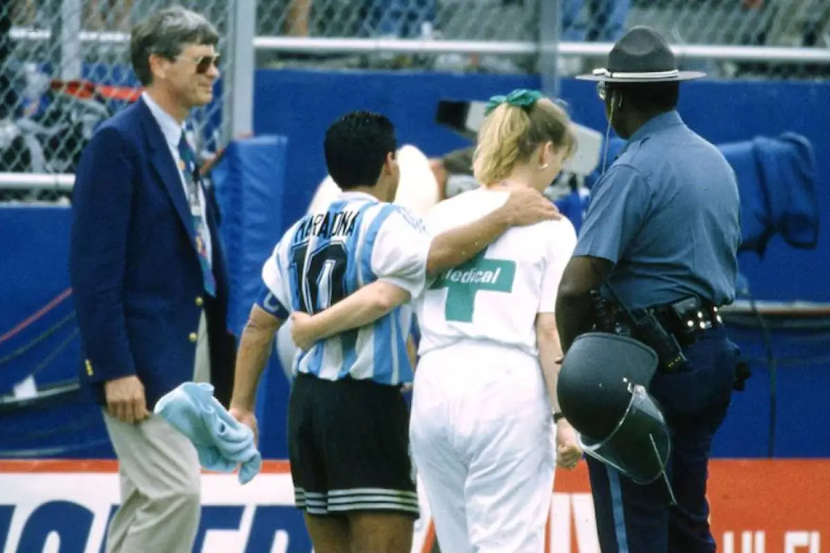 Momento en que Diego Maradona abandona el partido mundialista ante Nigeria