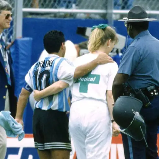 Momento en que Diego Maradona abandona el partido mundialista ante Nigeria 