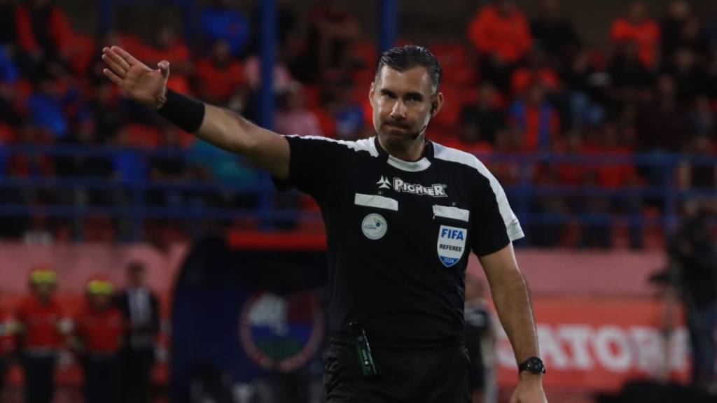 Mario Escobar, árbitro guatemalteco | Alex Meoño