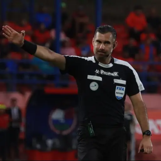 El árbitro guatemalteco Mario Escobar en el Municipal vs. Cobán Imperial - Alex Meoño