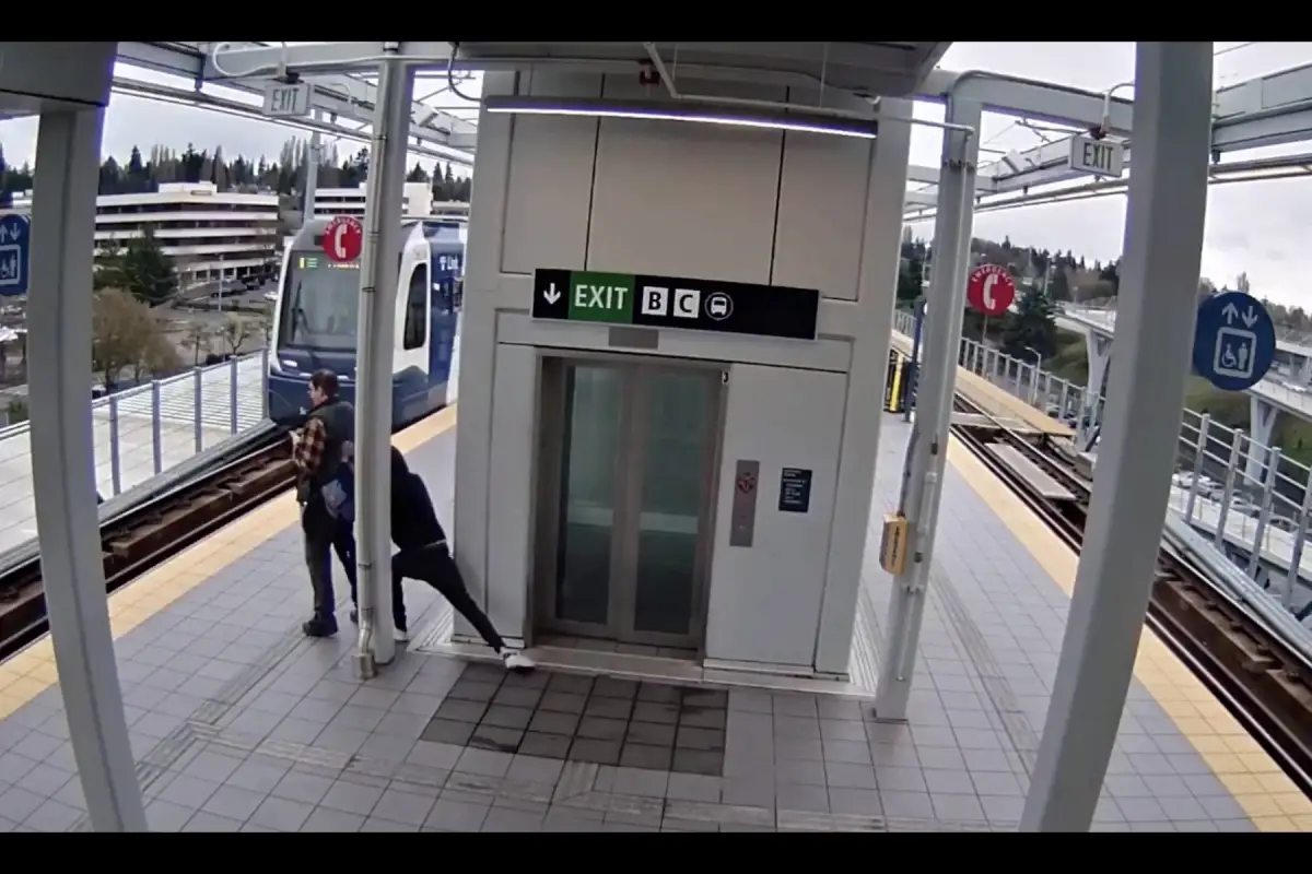 Intento empujar a hombre a tren en movimiento, Captura de video