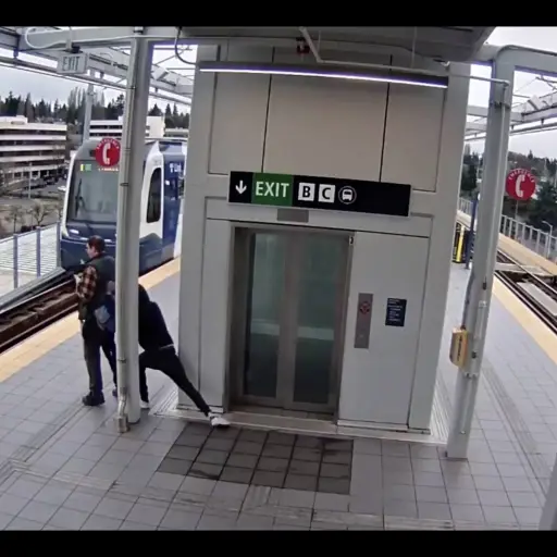 Intento empujar a hombre a tren en movimiento ,Captura de video