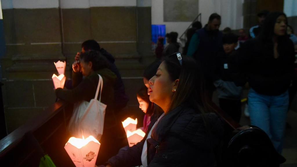 Familias guatemaltecas visitan templos en Centro Histórico | Omar Solís