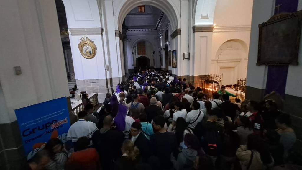 Familias guatemaltecas visitan templos en Centro Histórico | Omar Solís