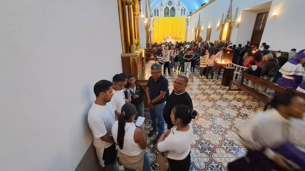 Familias guatemaltecas visitan templos en Centro Histórico | Omar Solís