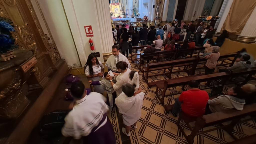 Familias guatemaltecas visitan templos en Centro Histórico | Omar Solís