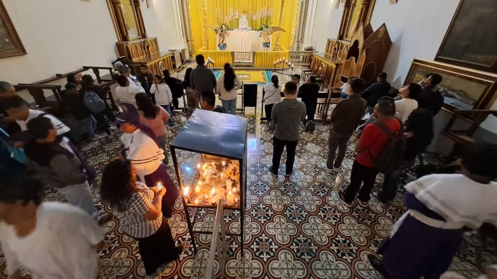 Familias guatemaltecas visitan templos en Centro Histórico | Omar Solís
