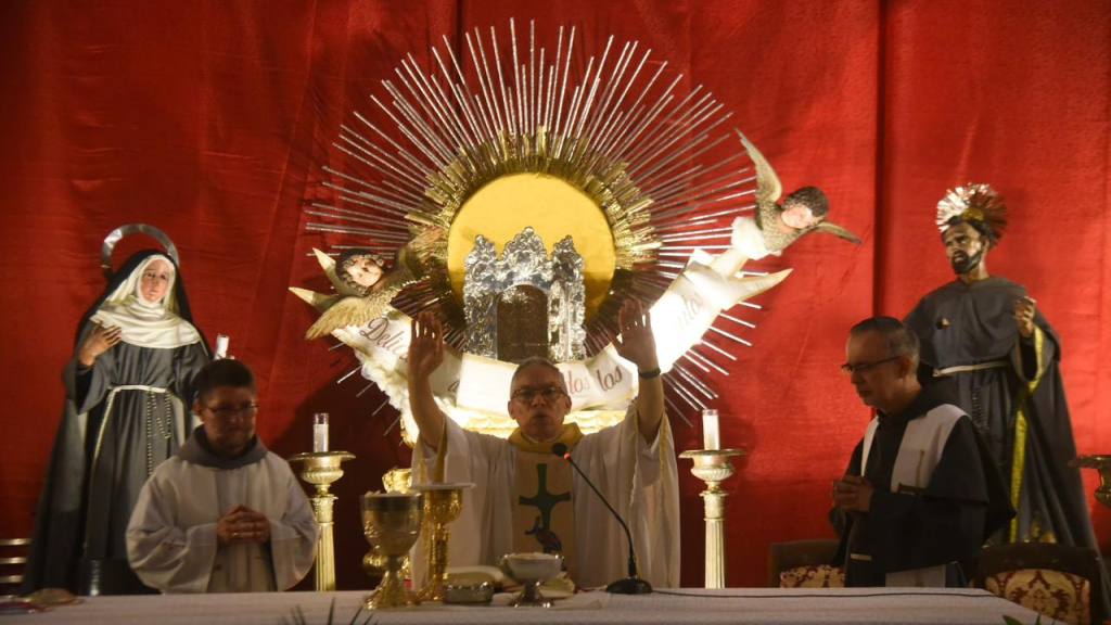 Familias guatemaltecas visitan templos en Centro Histórico | Omar Solís
