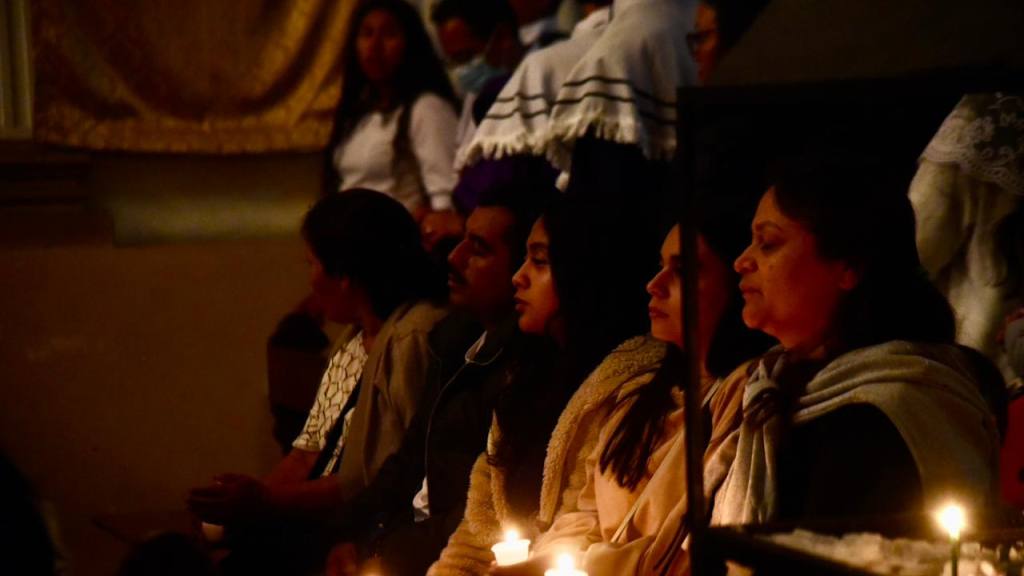 Familias guatemaltecas visitan templos en Centro Histórico | Omar Solís