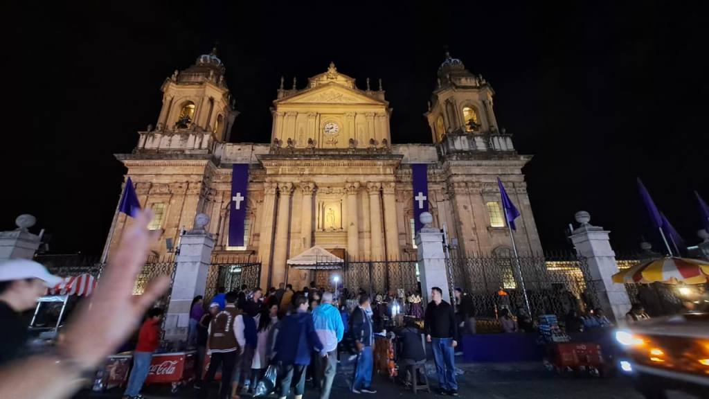 Familias guatemaltecas visitan templos en Centro Histórico | Omar Solís