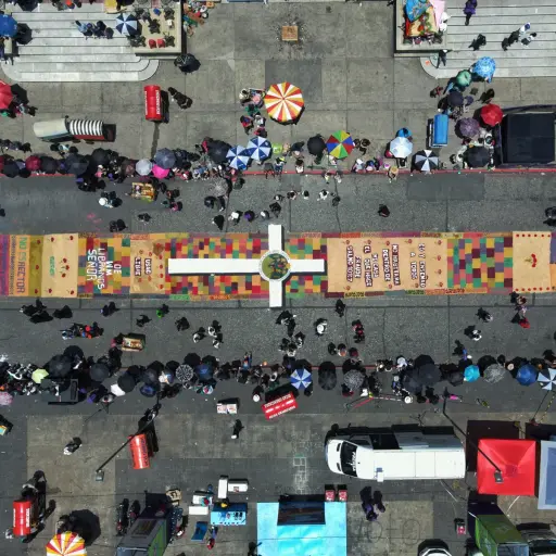 Vista aérea alfombra de USAC ,Andrés Azurdia/Prensa Comunitaria