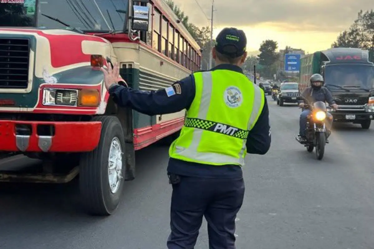 Agentes de tránsito realizan operativo para verificar el transporte extraurbano., PMT de Villa Nueva