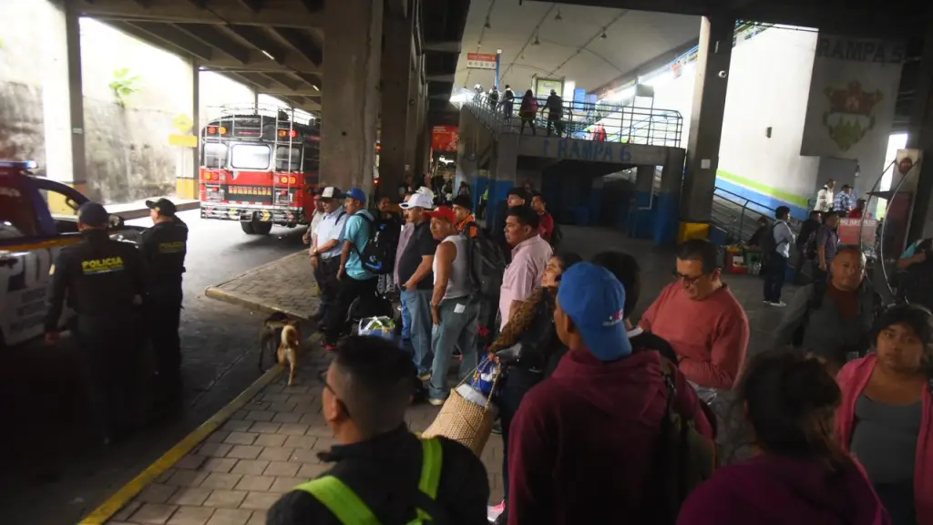 Pasajeros abordan una unidad de transporte extraurbano en Cenma. ,Omar Solís/Emisoras Unidas