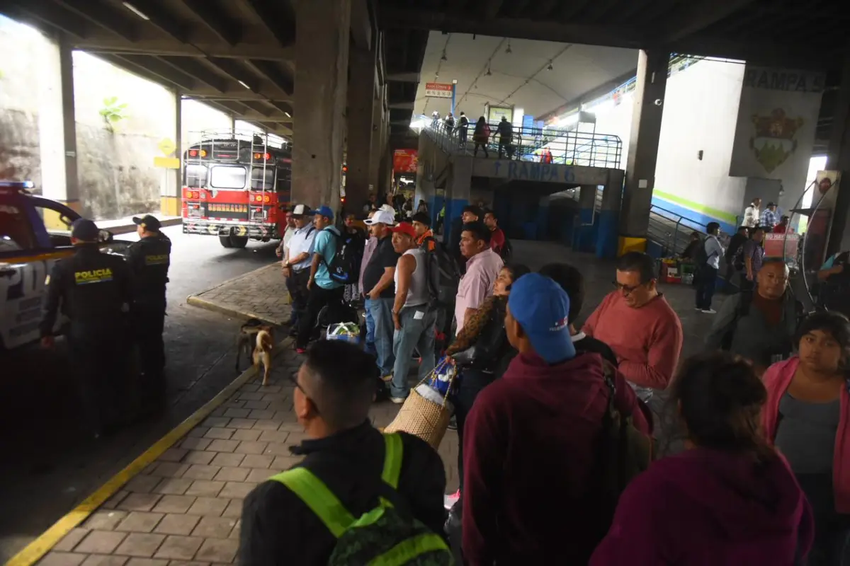 Pasajeros abordan una unidad de transporte extraurbano en Cenma., Omar Solís/Emisoras Unidas