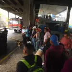 EN IMÁGENES. Guatemaltecos viajan en Miércoles Santo; alta afluencia en estaciones de busest