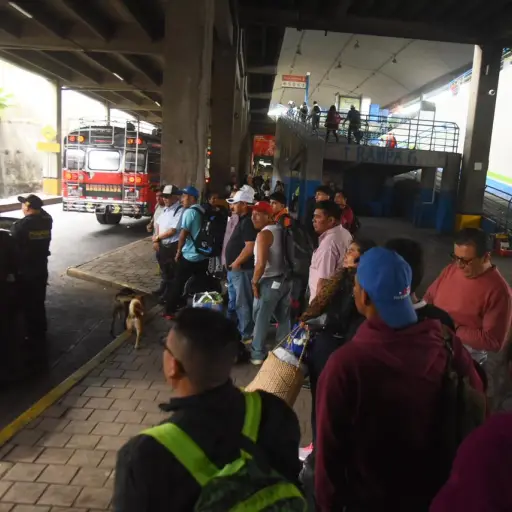 Pasajeros abordan una unidad de transporte extraurbano en Cenma. ,Omar Solís/Emisoras Unidas