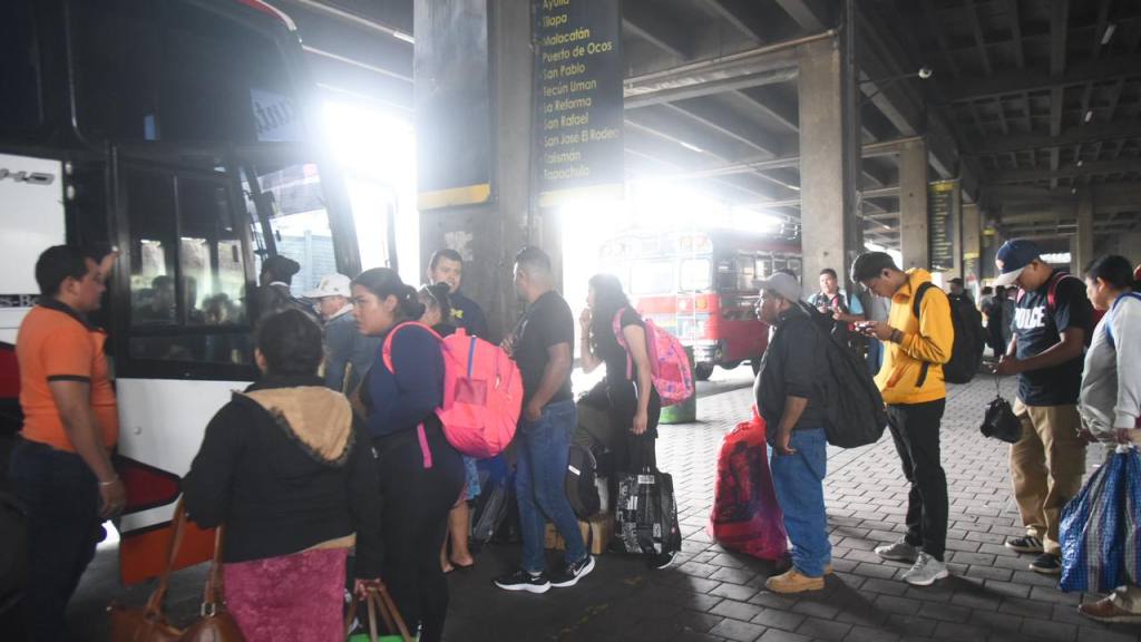 Afluencia de pasajeros en Cenma, el Miércoles Santo, 1 de abril | Omar Solís/EU