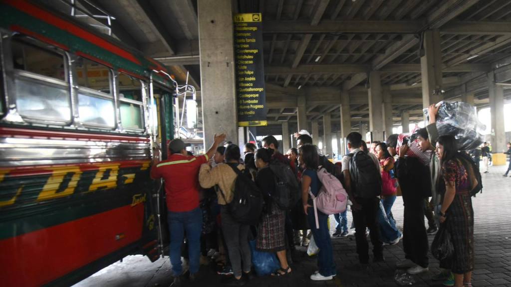 Afluencia de pasajeros en Cenma, el Miércoles Santo, 1 de abril | Omar Solís/EU