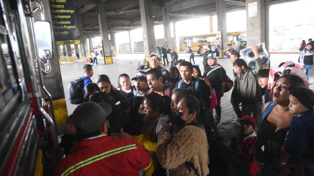 Afluencia de pasajeros en Cenma, el Miércoles Santo, 1 de abril | Omar Solís/EU