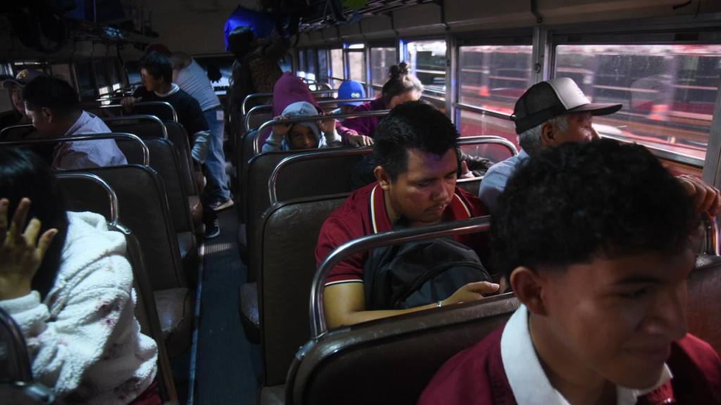 Afluencia de pasajeros en Cenma, el Miércoles Santo, 1 de abril | Omar Solís/EU