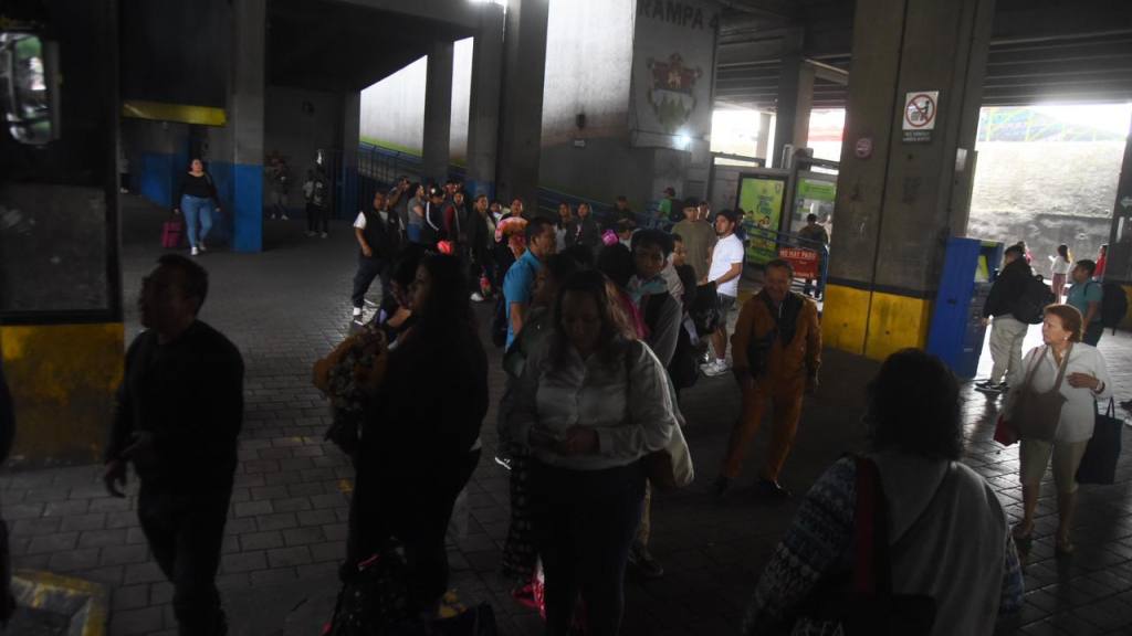 Afluencia de pasajeros en Cenma, el Miércoles Santo, 1 de abril | Omar Solís/EU