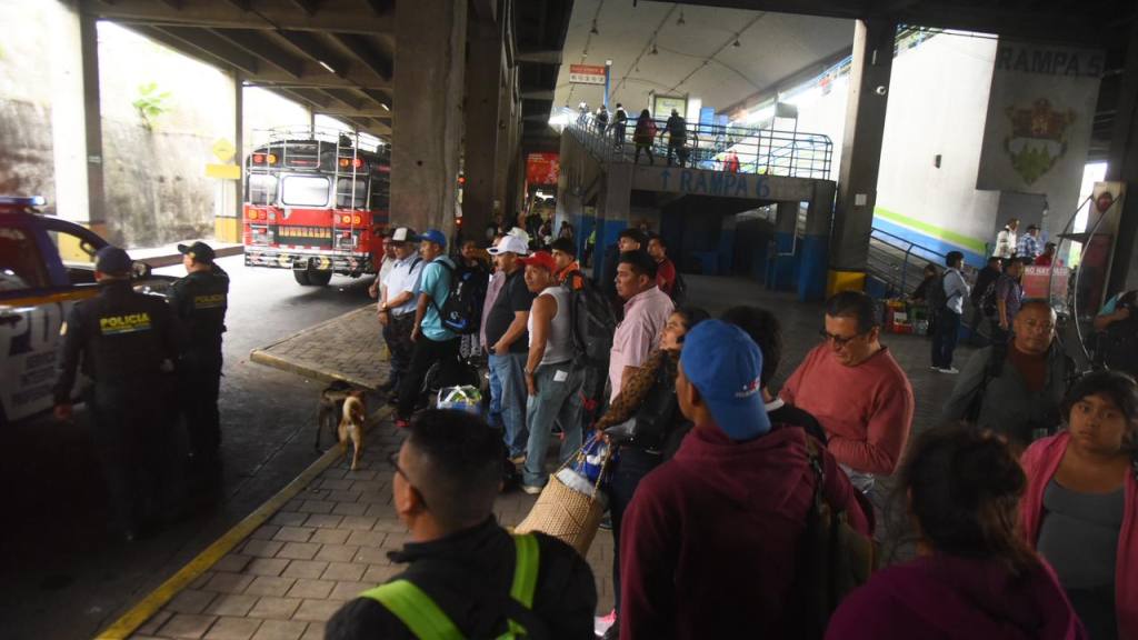 Afluencia de pasajeros en Cenma, el Miércoles Santo, 1 de abril | Omar Solís/EU