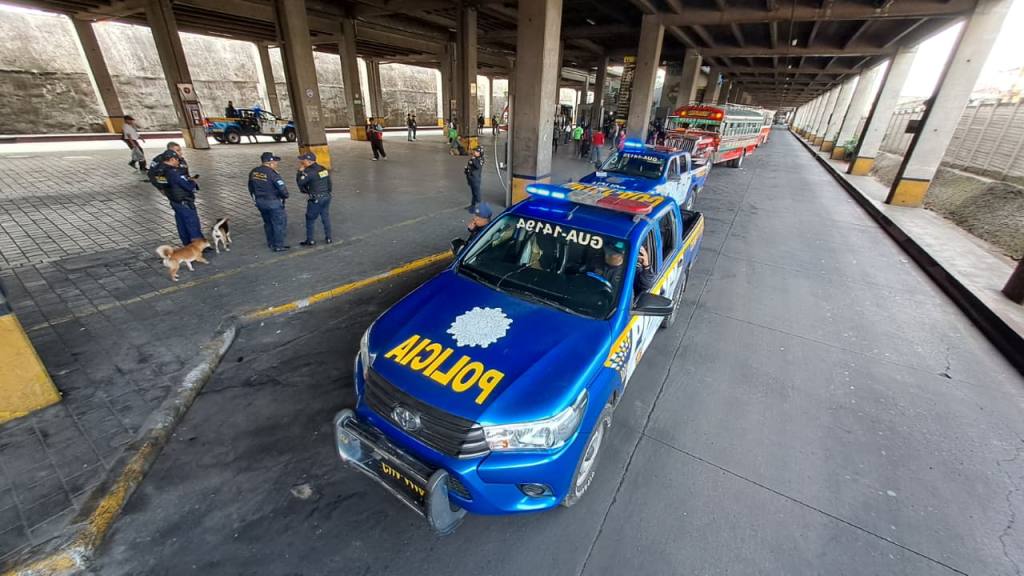Afluencia de pasajeros en Cenma, el Miércoles Santo, 1 de abril | Omar Solís/EU