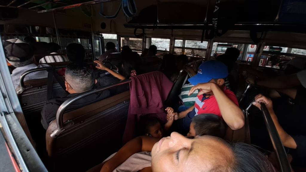 Afluencia de pasajeros en Cenma, el Miércoles Santo, 1 de abril | Omar Solís/EU