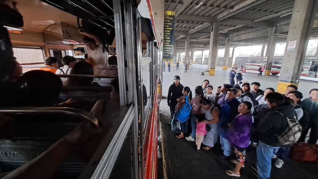 Afluencia de pasajeros en Cenma, el Miércoles Santo, 1 de abril | Omar Solís/EU