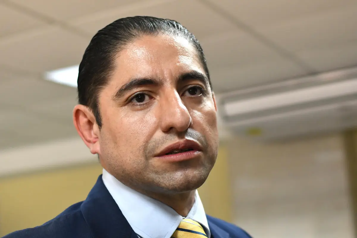 Imagen de archivo del 18 de julio de 2025 que muestra al exfiscal anticorrupción, Stuardo Campo, tras salir de una audiencia en Ciudad de Guatemala., EFE