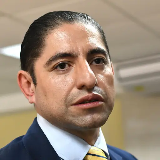 Imagen de archivo del 18 de julio de 2025 que muestra al exfiscal anticorrupción, Stuardo Campo, tras salir de una audiencia en Ciudad de Guatemala. ,EFE