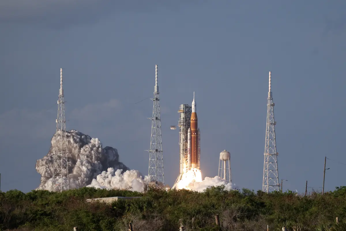 El cohete Space Launch System (SLS) que transporta la cápsula Orion para la misión Artemis II despega desde la plataforma de lanzamiento 39B en el Centro Espacial Kennedy en Titusville, Florida., Foto EFE