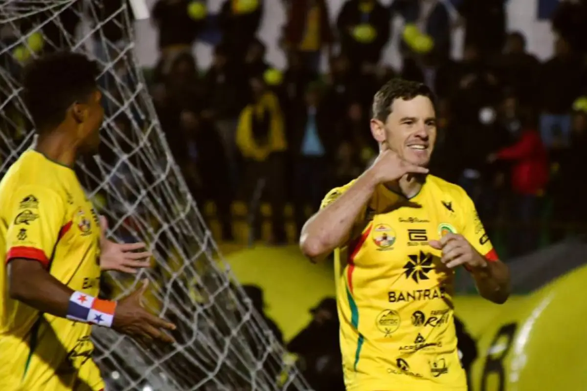 Diego Casas celebrando gol ante Xelajú en el estadio Marquesa de la Ensenada 