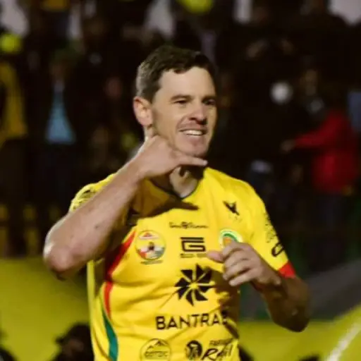 Diego Casas celebrando gol ante Xelajú en el estadio Marquesa de la Ensenada 