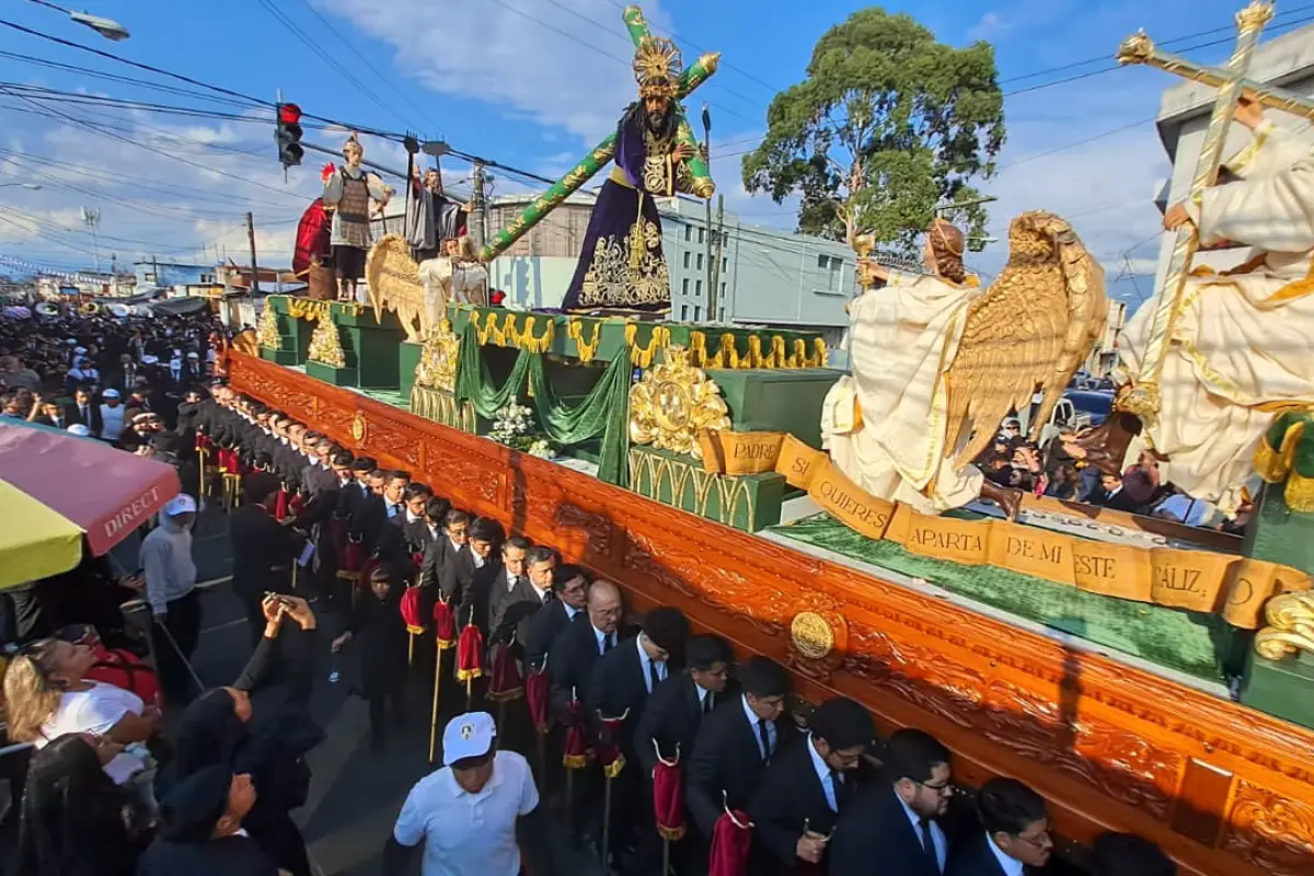  Jesús Nazareno del Rescate es llevado en hombros este Miércoles Santo , Foto Omar Solís
