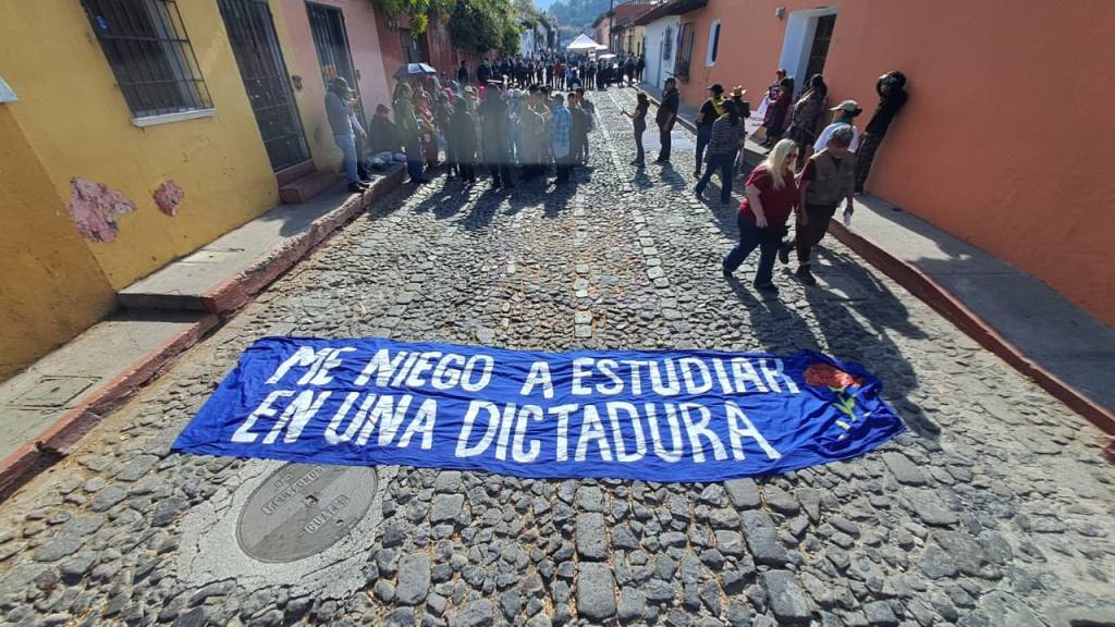 Manifestaciones en Antigua Guatemala por elección del rector de Usac | Omar Solís/Emisoras Unidas