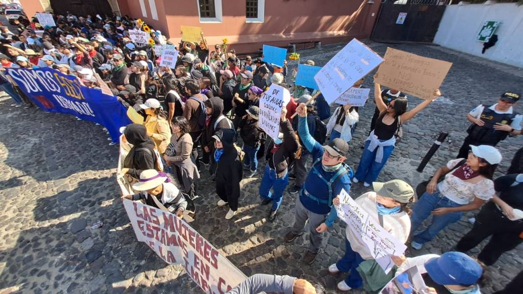 Manifestaciones en Antigua Guatemala por elección del rector de Usac | Omar Solís/Emisoras Unidas