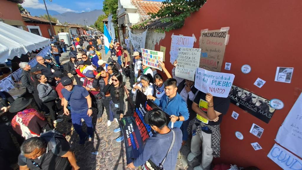 Manifestaciones en Antigua Guatemala por elección del rector de Usac | Omar Solís/Emisoras Unidas