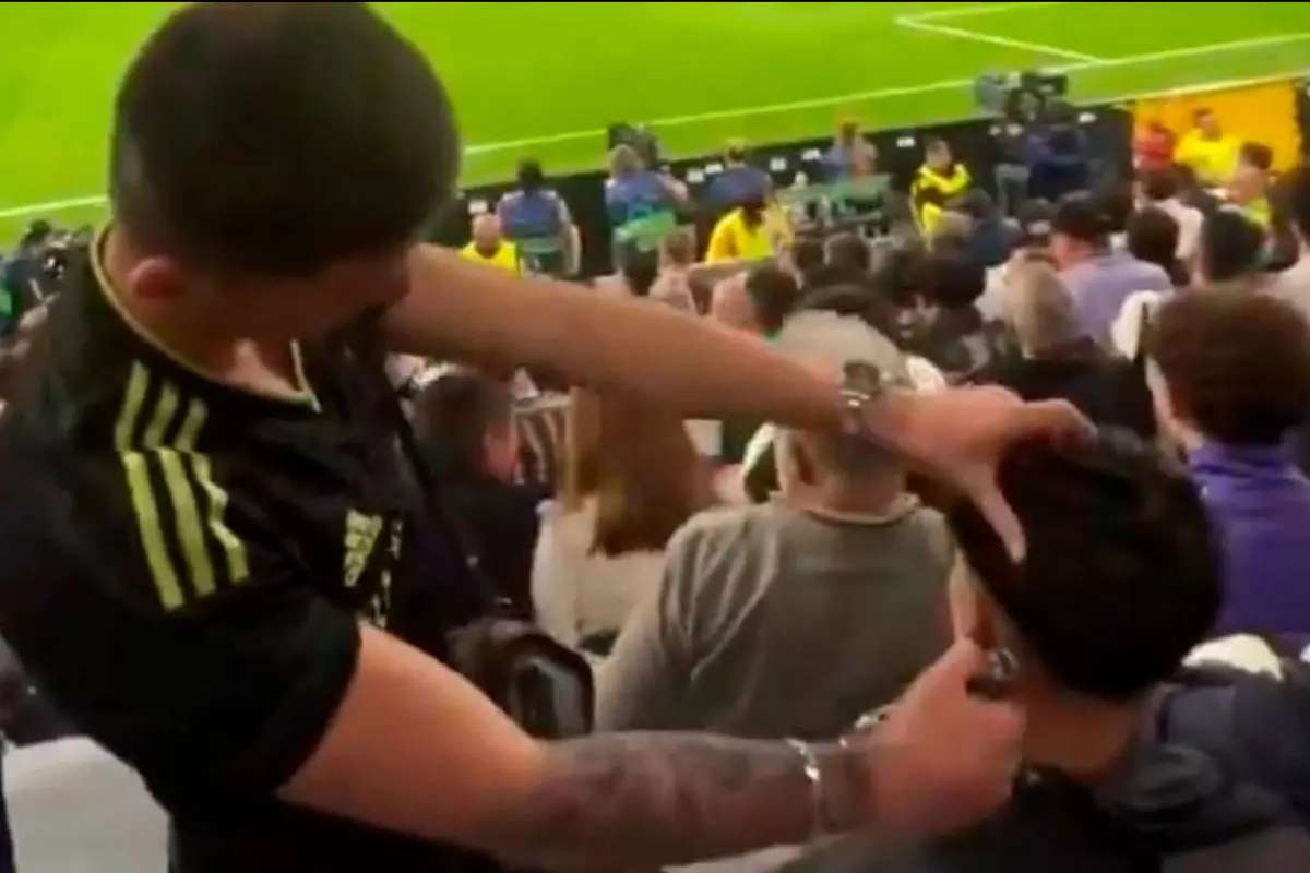 Aficionado se corta el cabello en plena grada durante el Madrid-Bayern - Captura de pantalla