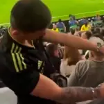 VIDEO. Aficionado se corta el cabello en plena grada durante el Madrid-Bayernt