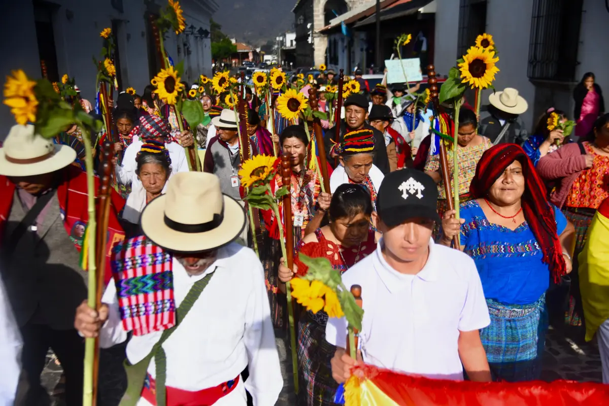 Representantes de pueblos indígenas marchan en Antigua Guatemala para pedir respeto a la legalidad en elecciones de la Usac., Omar Solís/Emisoras Unidas
