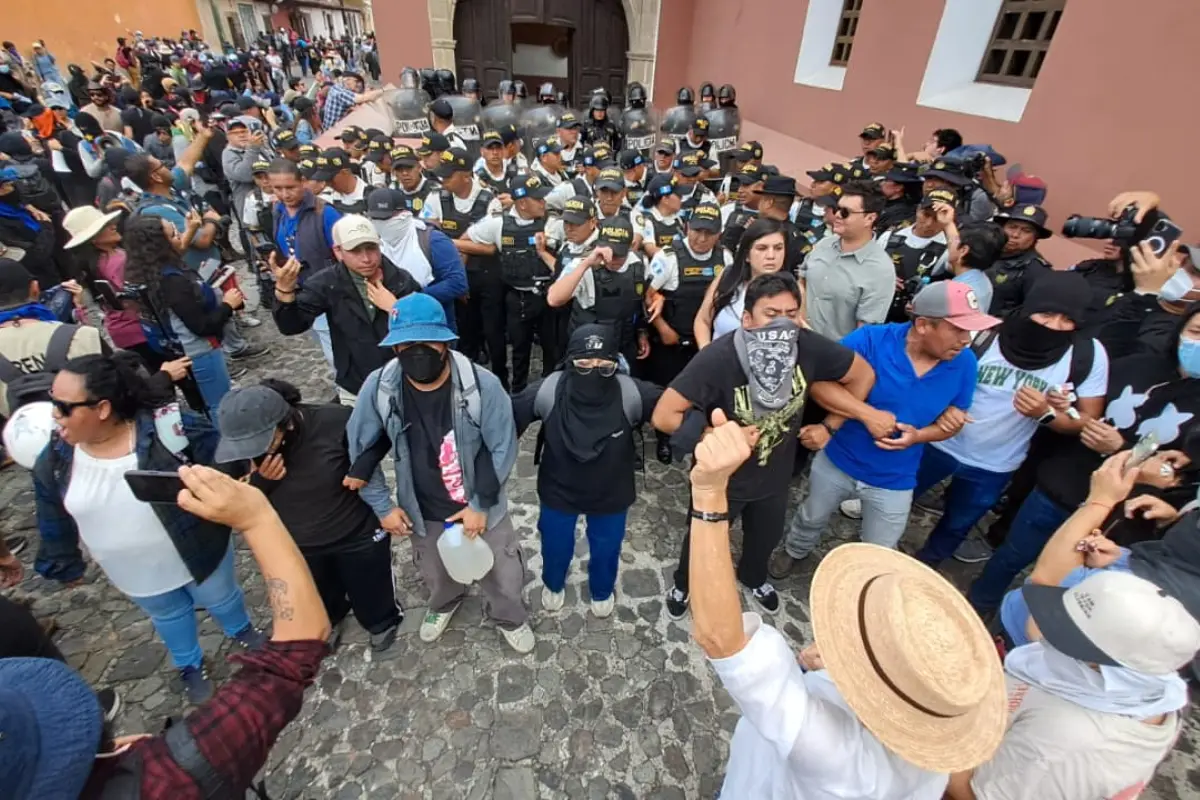 Así se encuentra el ambiente en uno de los ingresos del hotel de Antigua Guatemala donde se desarrolló la elección de rector de la Usac., Omar Solís/Emisoras Unidas