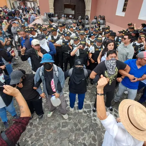 Así se encuentra el ambiente en uno de los ingresos del hotel de Antigua Guatemala donde se desarrolló la elección de rector de la Usac. ,Omar Solís/Emisoras Unidas