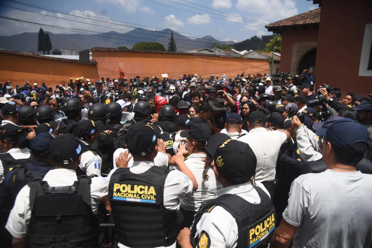 Presencia de la PNC y manifestantes en las afueras del hotel en Antigua Guatemala donde se realiza la elección de rector de la Usac., PNC
