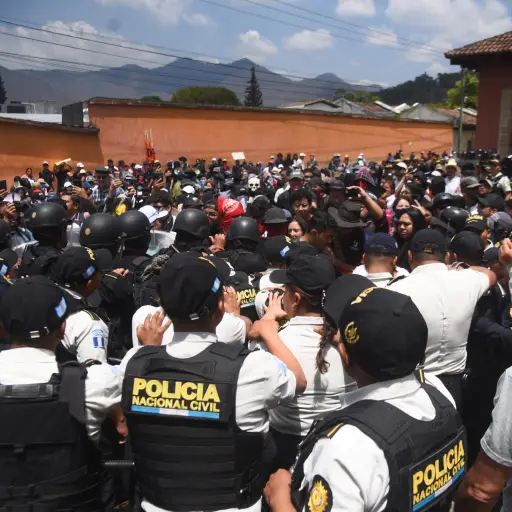Presencia de la PNC y manifestantes en las afueras del hotel en Antigua Guatemala donde se realiza la elección de rector de la Usac. ,PNC