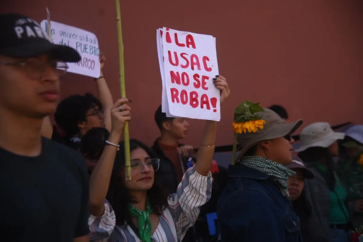 Presencia de manifestantes en Antigua Guatemala en rechazo a reelección de Walter Mazariegos como rector., Omar Solís/Emisoras Unidas