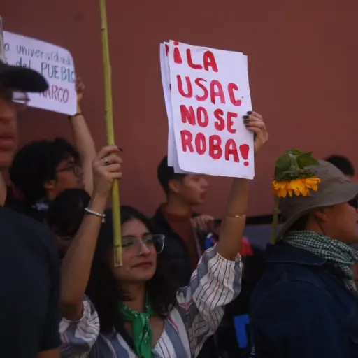 Presencia de manifestantes en Antigua Guatemala en rechazo a reelección de Walter Mazariegos como rector. ,Omar Solís/Emisoras Unidas
