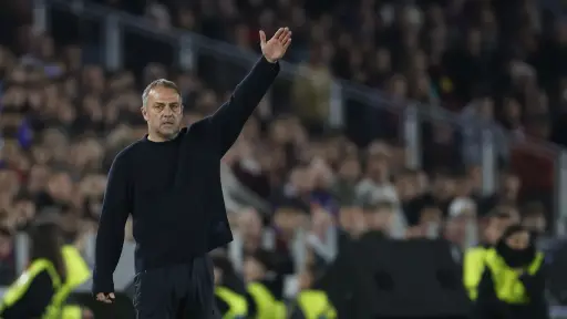 Hansi Flick critica al VAR por no revisar la mano de Marc Pubill